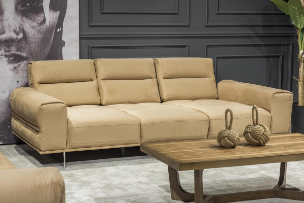 Beige háromszemélyes kanapé párnákkal