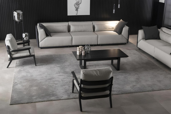 Négy fehér fotel egy luxus nappalihoz