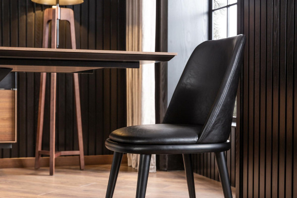 Πολυτελής μαύρη δερμάτινη πολυθρόνα, επενδεδυμένες καρέκλες, σχεδιασμένα έπιπλα για το σαλόνι και την κουζίνα