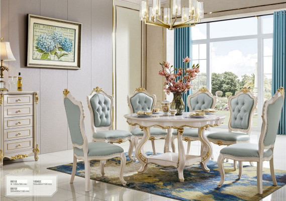 Hellblaue Klassische Esszimmerambiente Runder Holztisch mit x6 Chesterfield Lehnstühlen