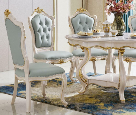 Hellblaue Klassische Esszimmerambiente Runder Holztisch mit x6 Chesterfield Lehnstühlen
