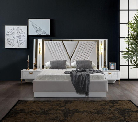 2-Schlafzimmerbett mit Goldverzierungen und passenden Nachttischen