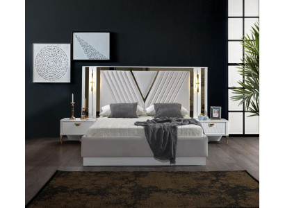 2-Schlafzimmerbett mit Goldverzierungen und passenden Nachttischen