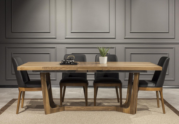 Eleganter Holztisch mit schicken schwarzen Stühlen in modernem Design