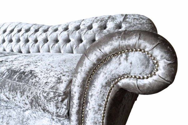 Luxuriöses klassisches Chesterfield-Sofa mit drei Sitzplätzen in Grau 