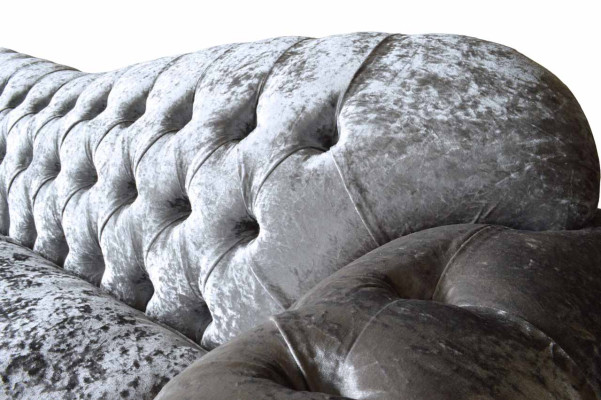 Luxuriöses klassisches Chesterfield-Sofa mit drei Sitzplätzen in Grau 