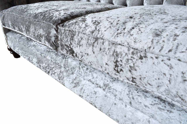 Luxuriöses klassisches Chesterfield-Sofa mit drei Sitzplätzen in Grau 