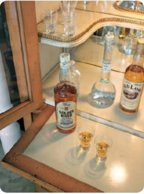 Vitrinen Bar Schrank Haus Designer Schränke Wand Holz Spiegel Vitrine Möbel Neu