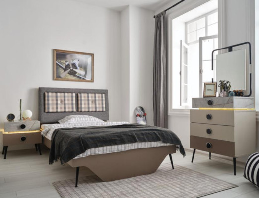 Schlafzimmer mehrfarbig Komplettes Bett Nachttisch Kommode Spiegel neu
