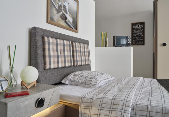 Schlafzimmer mehrfarbig Komplettes Bett Nachttisch Kommode Spiegel neu