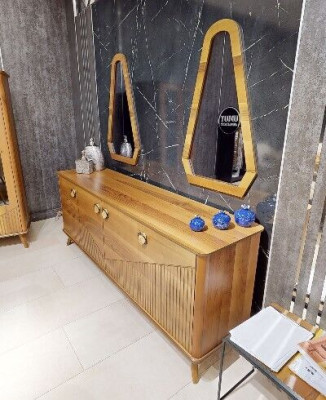 Stilvolle Braune Anrichte Luxus 4-Türige Holzkommode Robuste Holz Möbel