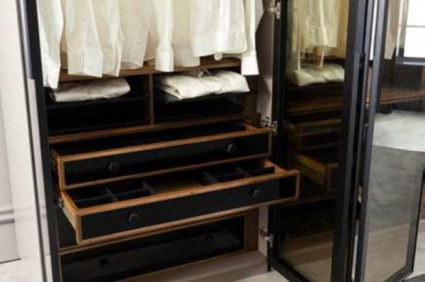 Brauner Kleiderschrank für Schlafzimmer mit Stauraum Glastüren