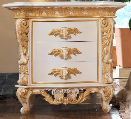 Luxus Nachttisch mit geschnitztem Muster