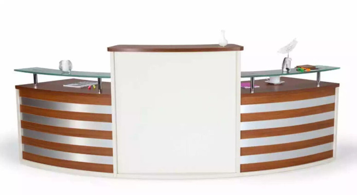 Ästhetischer und komfortabler Empfangstresen in klassischem Design