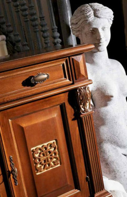 Klassischer Wandschrank Anrichte Holz Buffet Vitrine Luxus Schrank Möbel