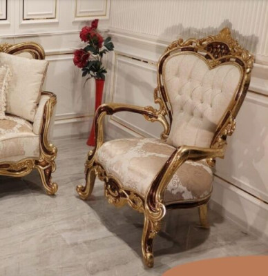 Ein luxuriöser klassischer Ohrensessel in Weiß Baroque von Chesterfield
