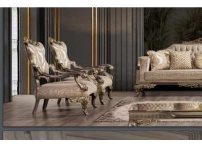 Ein luxuriöser, klassischer, beige- und goldfarbener Barocksessel von Chesterfield