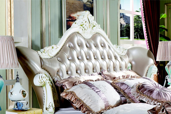 Kingsize-Doppelbett mit Lederkopfteil im Klassisch Design Chesterfield-Stil