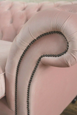 Klassische Polster Möbel Chesterfield Couch Textil Leder Stoff Samt Zweisitzer