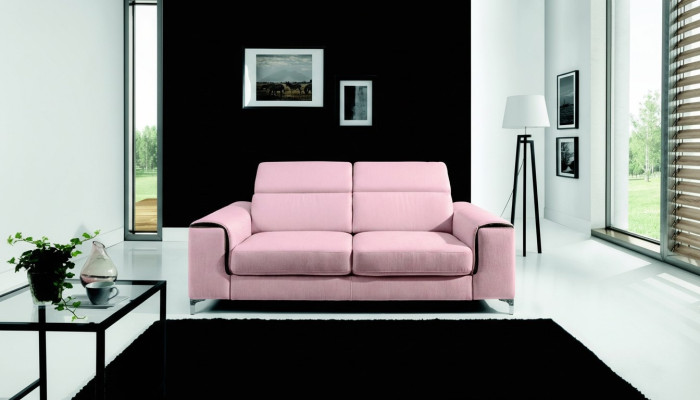 Ein respektables modernes und komfortables 2-Sitzer-Sofa in stilvoller rosa Farbe