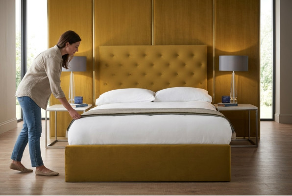 Englisches Chesterfield Bett Designer Polster Betten Gestell Textil Stoff Gold