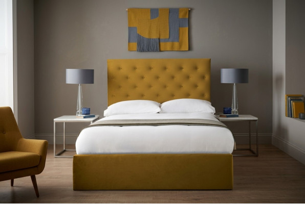 Englisches Chesterfield Bett Designer Polster Betten Gestell Textil Stoff Gold