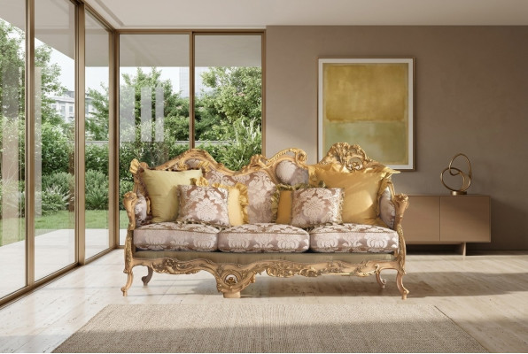 Klassisches Chesterfield-Sofa mit handgeschnitzten Details