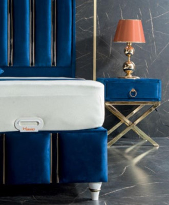 Saphirblaues Designer-Bett mit Nachttischen auf vergoldeten Stahlbeinen