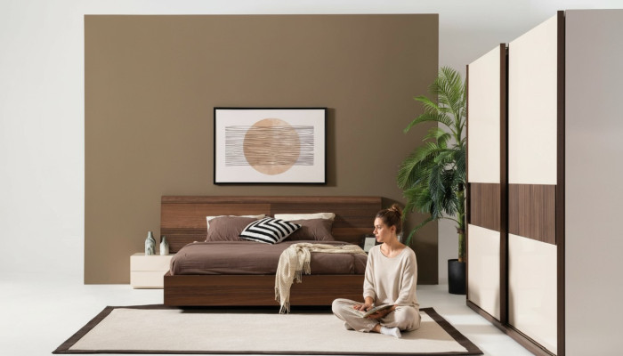 Stilvolles modernes Bett mit zwei Nachttischen aus Naturholz