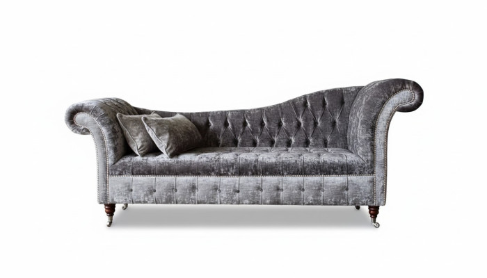 Ein luxuriöses, klassisches Sofa im Chesterfield-Stil in einem satten Silberton